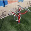 La Elongadora Tren Superior de Play And Toys es una máquina de ejercicio para plazas al aire libre, diseñada para ejercitar brazos, hombros y pecho sin impacto, siendo ideal para adultos mayores, rehabilitación o usuarios con movilidad reducida.