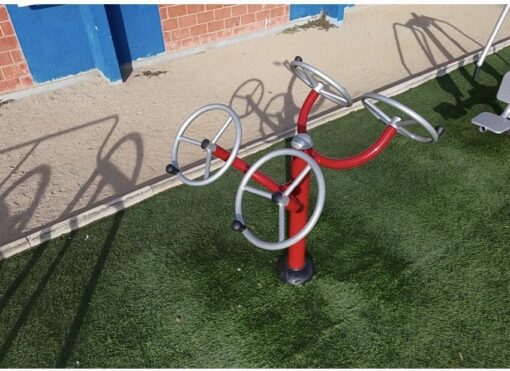 La Elongadora Tren Superior de Play And Toys es una máquina de ejercicio para plazas al aire libre, diseñada para ejercitar brazos, hombros y pecho sin impacto, siendo ideal para adultos mayores, rehabilitación o usuarios con movilidad reducida.